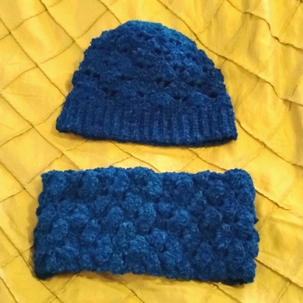 Handmade Spun Dyed And Crocheted 100% Wool Women's Size Medium Hat And Cowl Set